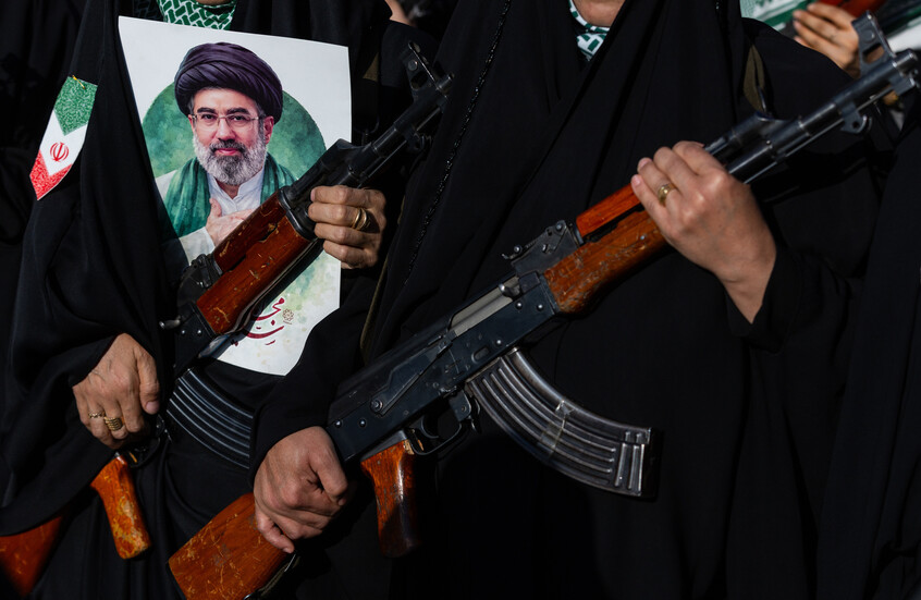 "نيويورك تايمز" ترصد حالة خامنئي الصحية.. من يعالجه وكيف يتواصلون معه وتشير إلى من "يدير إيران"