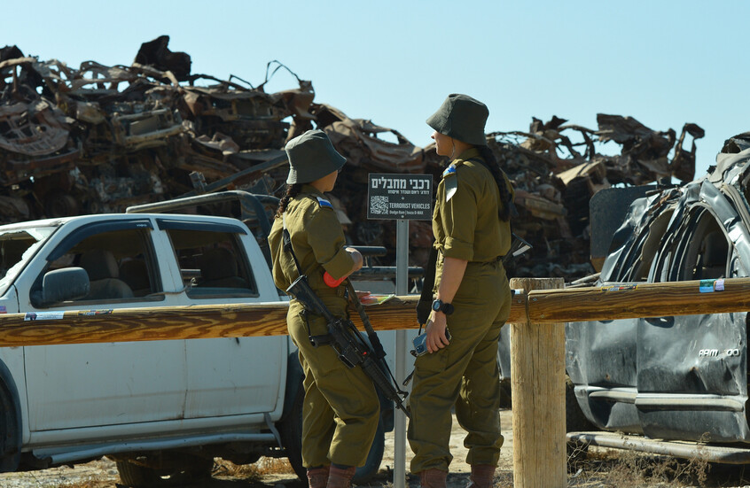 تغطت مع زميلها بنفس البطانية.. معاقبة جندية إسرائيلية بالسجن وعائلتها تعترض