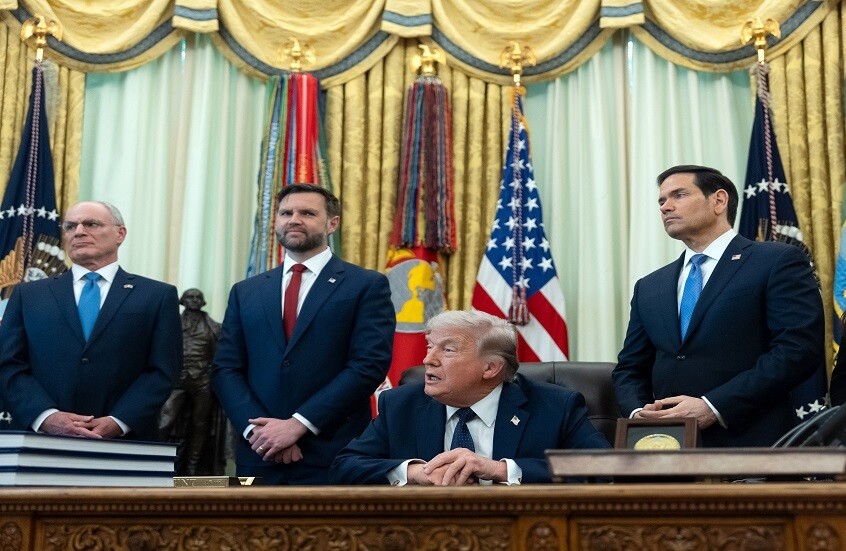 من اليسار، السفير الإسرائيلي لدى الولايات المتحدة يحيئيل ليتر، ونائب الرئيس جيه دي فانس، ووزير الخارجية ماركو روبيو، والسفيرة اللبنانية لدى الولايات المتحدة ندى حمادة معوض، يستمعون إلى الرئيس دونالد ترامب وهو يلقي خطابا في المكتب البيضاوي بالبيت الأبيض