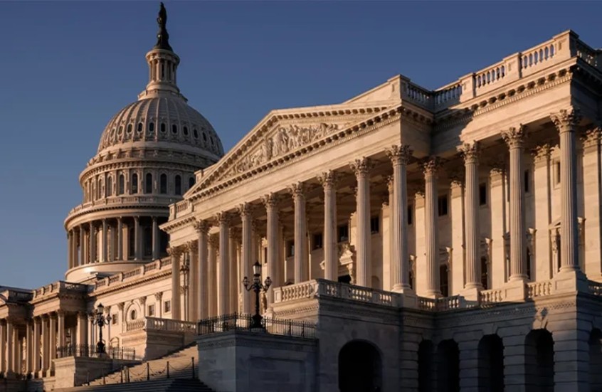 سيناتور أمريكي: ترامب لا يزال يفكر في "غزو كارثي" بري لإيران