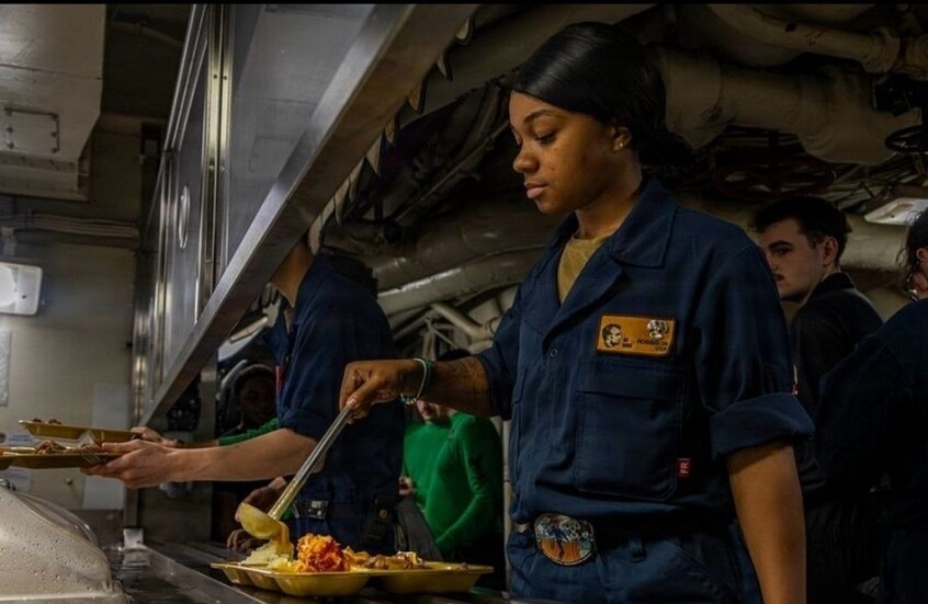 "4000 بيضة يوميا".. مفاجأة من مطبخ أكبر السفن الحربية الأمريكية في الشرق الأوسط