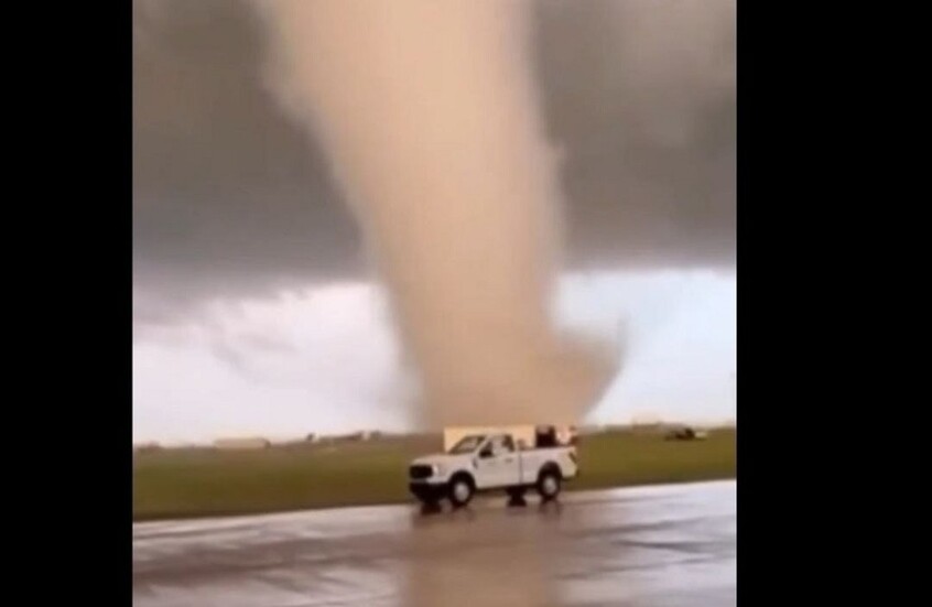 إعصار عنيف يجتاح قاعدة جوية أمريكية (فيديوهات)
