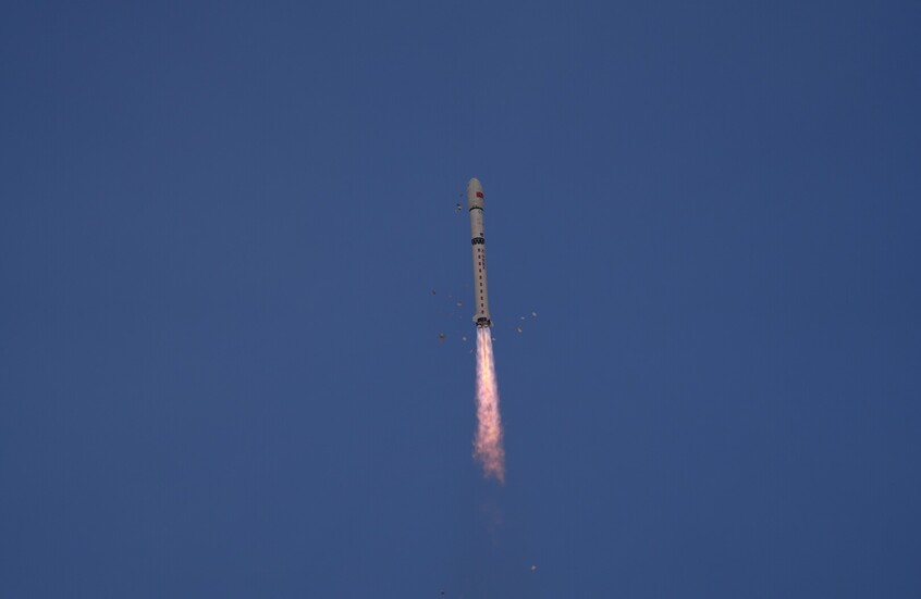 الصين تطلق قمرا لاختبار تقنيات الاتصالات والإنترنت الفضائي