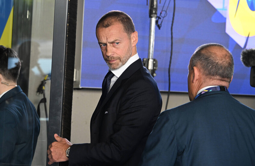 لمسة يد أم لا؟.. رئيس الاتحاد الأوروبي لكرة القدم يشعل الجدل بتصريح صادم