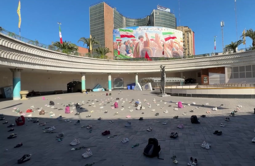 إحياء لذكراهم..  عرض حقائب وأحذية لضحايا مدرسة للبنات في ميناب في ساحة ولي العصر بطهران