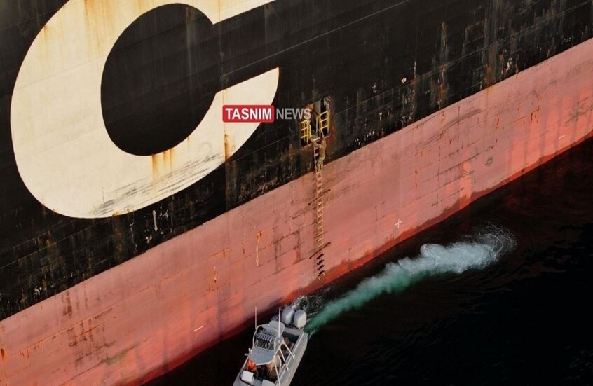 إيران.. صور حصرية لاحتجاز سفينة شحن إسرائيلية حاولت عبور مضيق هرمز (صور)