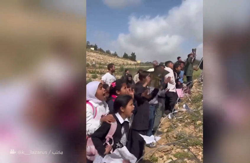 "افتحوا الطريق".. أطفال فلسطينيون يحتجون أمام أسلاك شائكة نصبها مستوطنون مطالبين بالوصول إلى مدرستهم