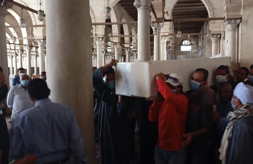 مصر.. انهيار زوجة الدكتور ضياء العوضي أثناء دفنه