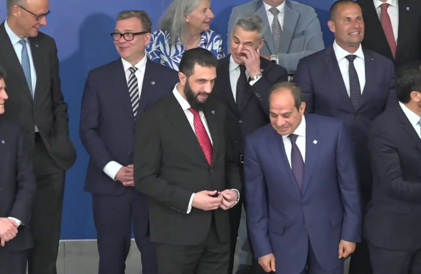 صورة تذكارية للزعماء العرب المشاركين في قمة المجلس الأوروبي