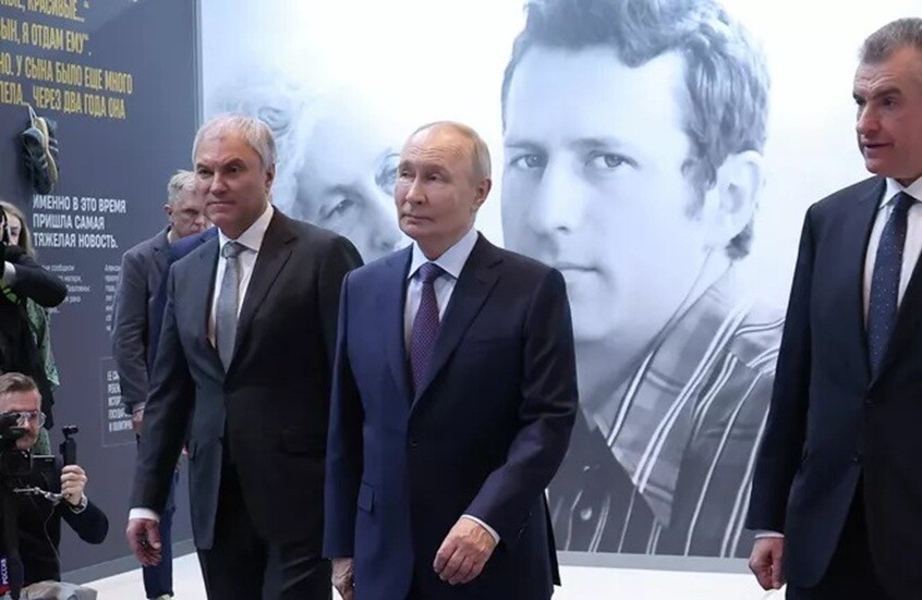 بوتين يعاين عباءة القذافي