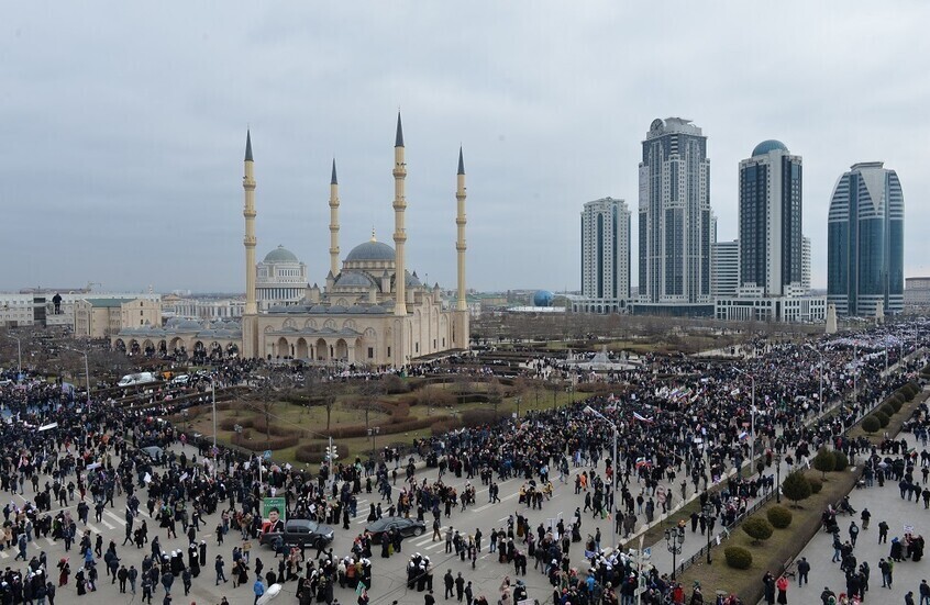 سفراء 6 دول خليجية يصلون غروزني ويؤدون صلاة الجمعة مع قديروف