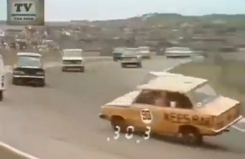 عكس السير.. فيديو وحيد على الانترنت لسباق "فريد" من نوعه في عالم السيارات