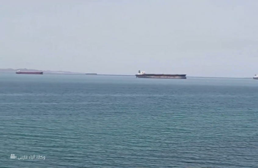 سفن الشحن وناقلات النفط تتوقف في مضيق هرمز مع استمرار إغلاقه من قبل الحرس الثوري الإيراني
