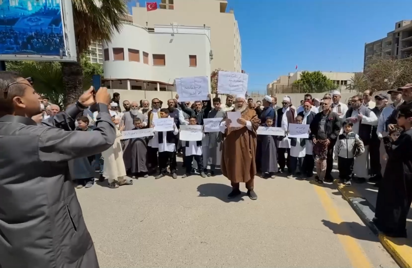 إغلاق طريق من قبل السفارة التركية يشعل احتجاجات أهالي زاوية الدهماني في طرابلس (فيديو)