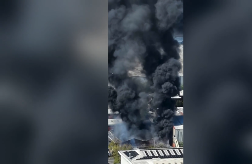 انفجارات جراء حريق هائل يلتهم مصنعا كيميائيا في بريطانيا