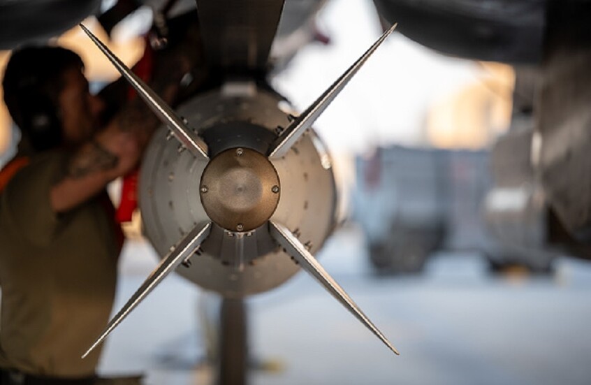 إيران.. تفكيك قنبلة GBU-39 استقرت على عمق 13 مترا تحت مبنى سكني (صورة)