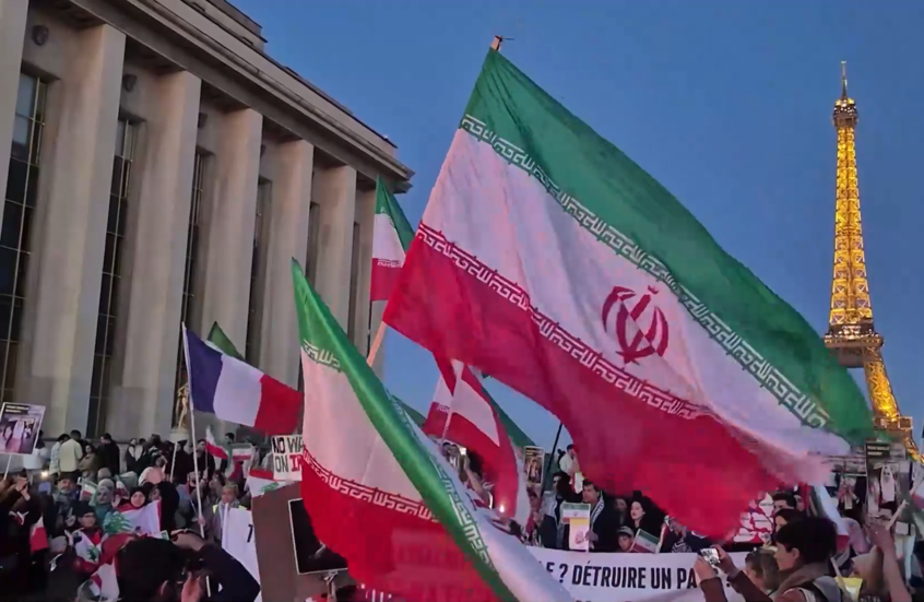 "لا للغطرسة الأمريكية".. وقفة احتجاجية في باريس إحياء لذكرى ضحايا مدرسة ميناب في إيران