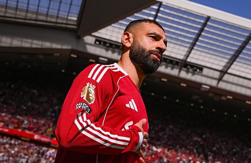 صلاح يغادر الملعب أثناء مباراة كريستال بالاس بسبب الإصابة