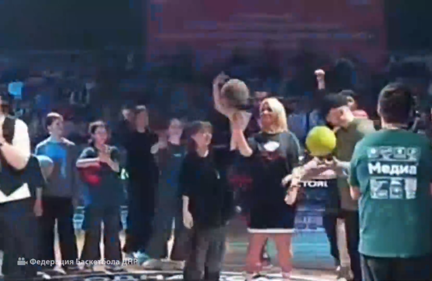 زاخاروفا تعرض مهارتها بالكرة في بطولة كرة السلة الروسية