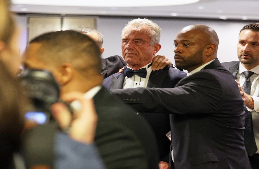 ذعر وفوضى واستنفار أمني لحظة إطلاق النار في حفل مراسلي البيت الابيض بحضور ترامب ونائبه..( فيديوهات)