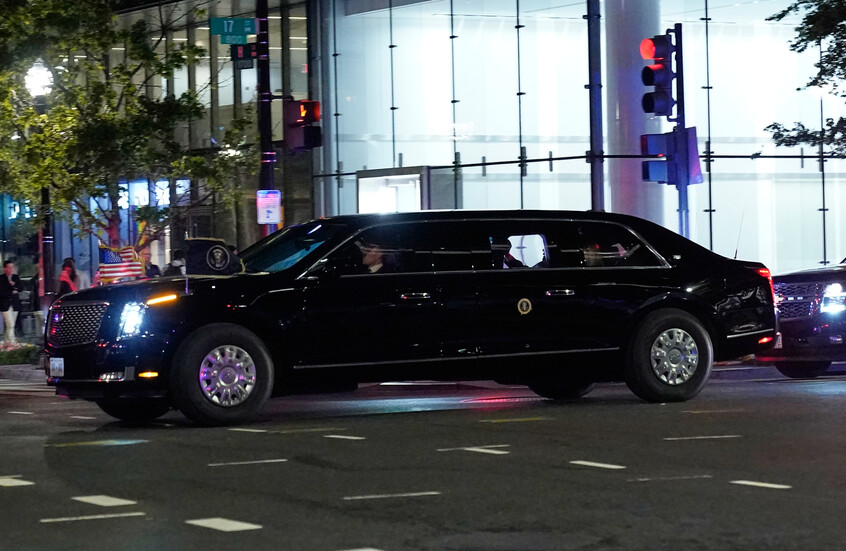 محاولة اغتيال ترامب.. الرئيس الأمريكي ينشر لقطات من كاميرا مراقبة للحظة إطلاق مسلح النار (فيديو)