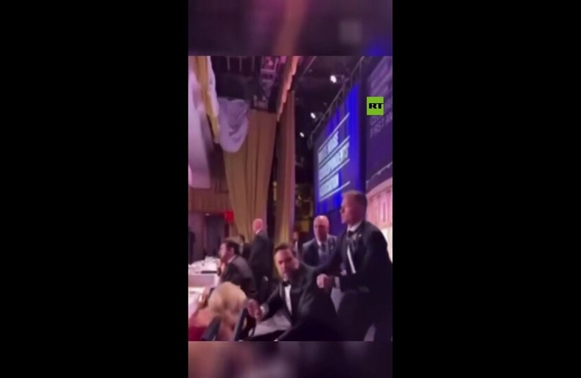 لقطات توثق تعثر ترامب أثناء إجلائه بعد إطلاق النار وسحب نائبه فانس بالقوة من القاعة