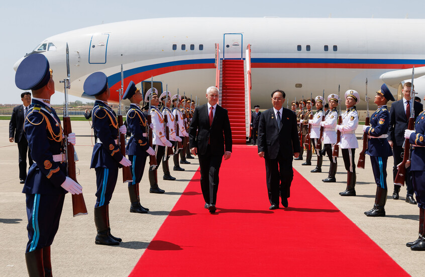 وصول وزير الدفاع الروسي إلى كوريا الشمالية في زيارة عمل (فيديو)