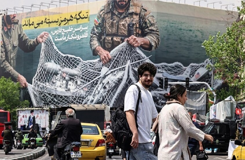 مسؤول إيراني رفيع يعلن انتهاء "عهد الضيافة" في مضيق هرمز