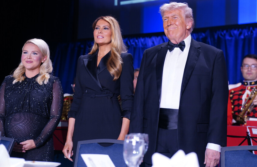 تصريح كارولين ليفيت عن "بعض الطلقات" قبل إطلاق النار في عشاء المراسلين يشعل نظرية "المؤامرة" (فيديو)