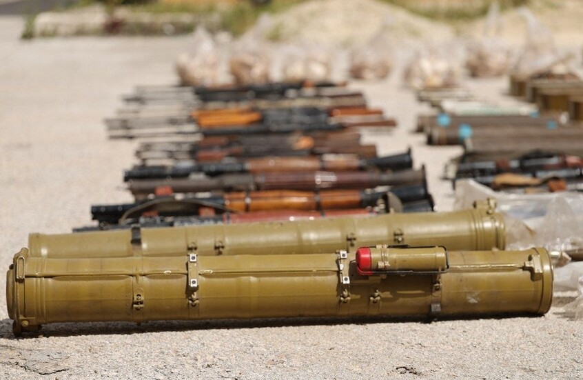 سوريا.. تفكيك خلية إرهابية وإحباط مخططاتها وسط البلاد ومصادرة كمية كبيرة من الأسلحة (صور)