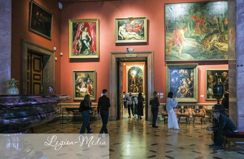 "إرميتاج" في قلب سيئول.. تقنيات الفضاء تُعيد إحياء روائع "دافنشي" و"رامبرانت" رقميا