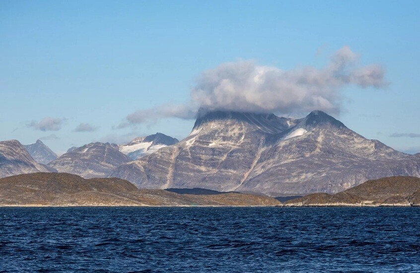 تمرد في عرض البحر والحسناوات السبب!