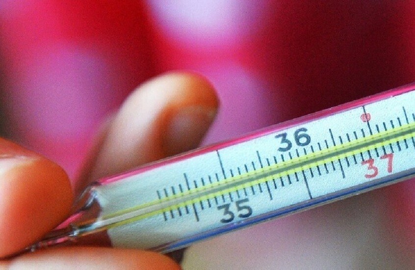 طبيبة توضح أسباب الحمى الخفيفة ومتى تصبح خطيرة