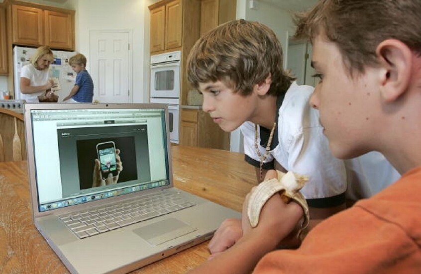 تشكيك أوروبي في تطبيق المفوضية الأوروبية لتحديد عمر مستخدمي الإنترنت