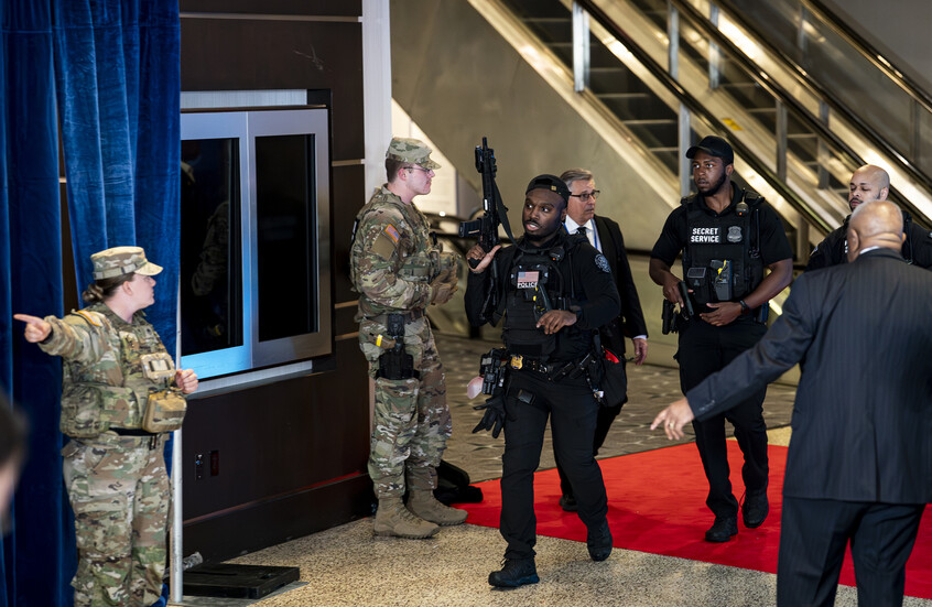 "نبوءة قبل الكارثة".. ميكروفون مفتوح يفضح ثغرات عشاء مراسلي البيت الأبيض قبل إطلاق النار (فيديو)