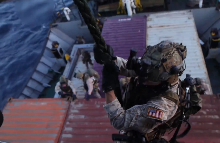 الجيش الأمريكي يصعد على متن سفينة يشتبه بعلاقتها بإيران.. فيديو