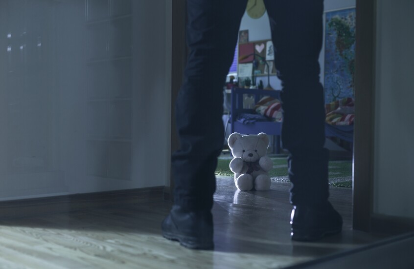 اتهامات تقشعر لها الأبدان.. 40 إصابة واعتداءات جنسية تنهي حياة رضيع على يد والديه المثليي الجنس!