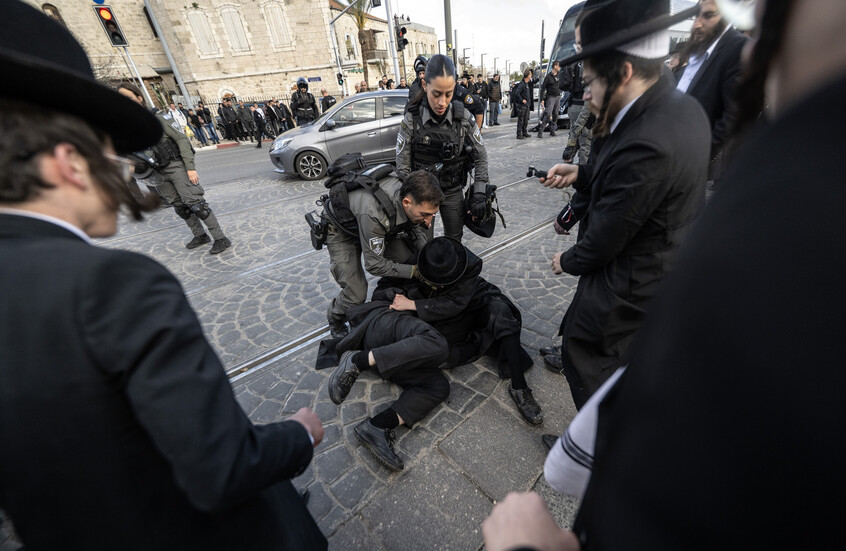 متطرفون من الحريديم يقتحمون منزل قائد الشرطة العسكرية الإسرائيلي: "تم تجاوز الخط الأحمر" (فيديوهات)