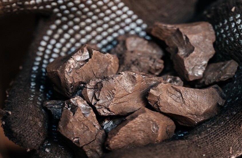 روسيا.. ابتكار مزيج من نشارة الخشب وزيت المحرك يحسن كفاءة الفحم 10%