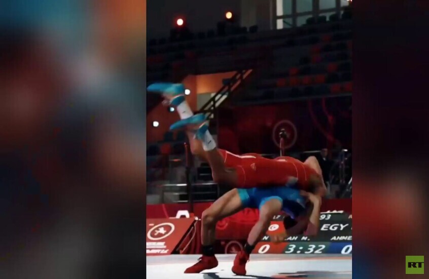 مصارع مصري يخطف الأنظار بحركة مبهرة