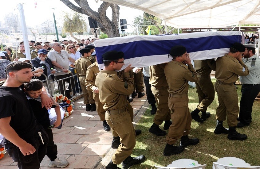 جنود إسرائيليون يشاركون الاثنين الماضي في جنازة جندي قتل في جنوب لبنان بهجوم لحزب الله.