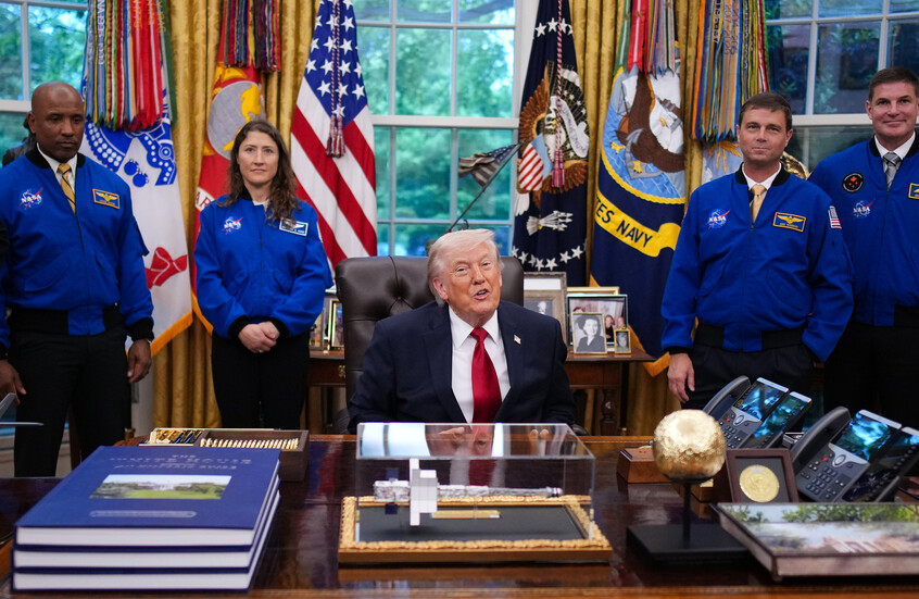 لقطات توثق رد فعل رواد فضاء على تصريحات ترامب حول  الإفراج عن ملفات الأجسام الطائرة المجهولة (فيديو)