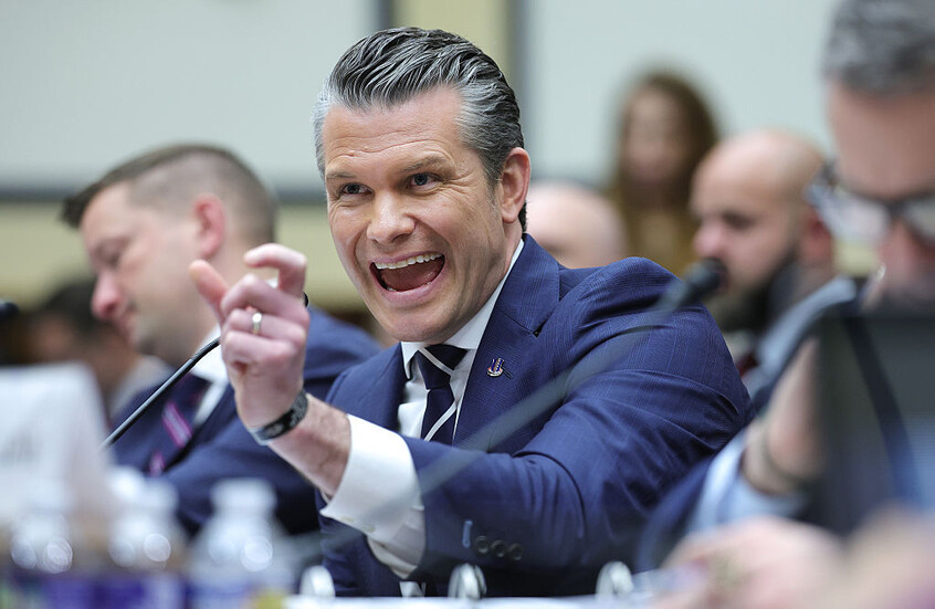 "هل ترامب متزن عقليا ليكون القائد الأعلى للقوات المسلحة؟".. كيف رد وزير الحرب؟