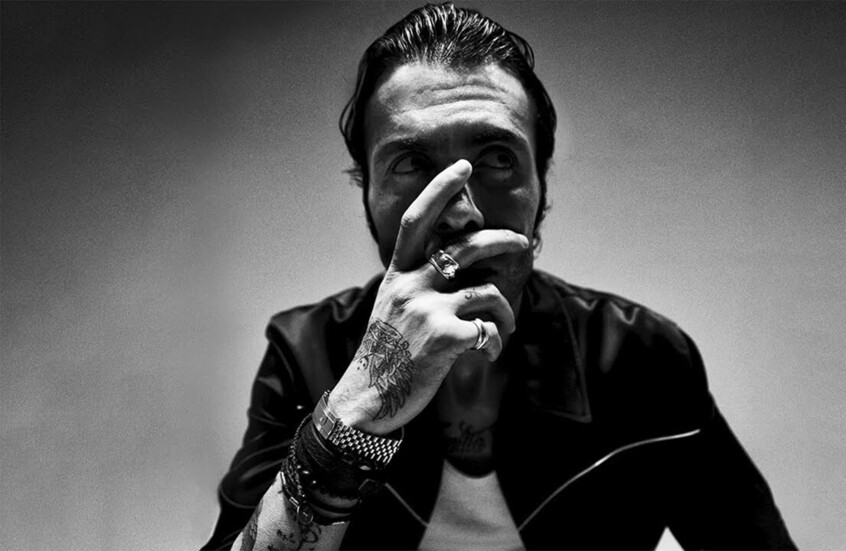 مطرب مصري مشهور يفاجئ الحضور بحركة غير لائقة خلال عزاء