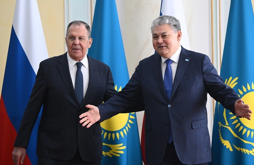 يرميك كوشيربايف وسيرغي لافروف خلال اجتماعهما في أستانا في 30 أبريل