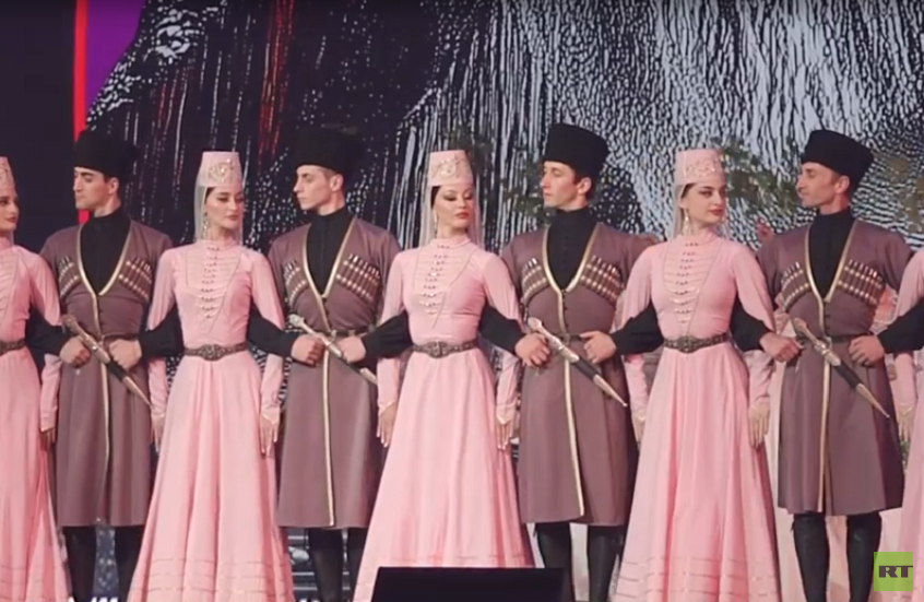 العرض الأول للملحمة الموسيقية الراقصة "خوروفود" في المركز الوطني "روسيا" (فيديو)