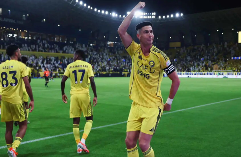 رونالدو يرتدي العقال السعودي ويرقص العرضة احتفالا بهدفه في شباك الأهلي