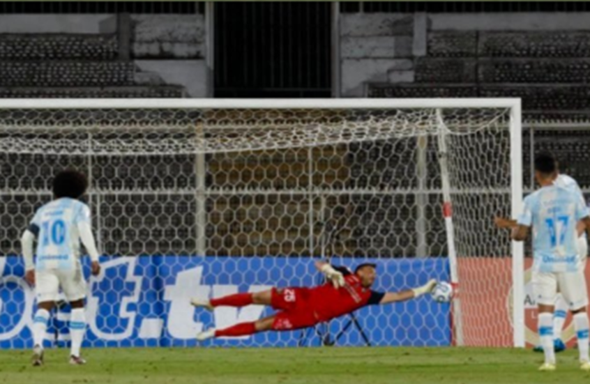 مشهد نادر في ملاعب كرة القدم.. حارس بالستينو يصد ثلاث ركلات جزاء متتالية لنفس اللاعب!