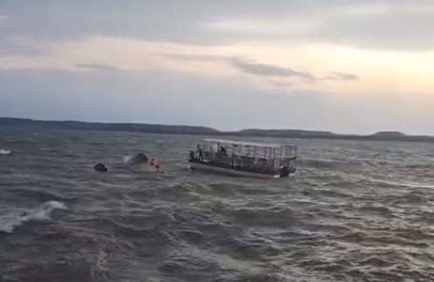 رحلة المتعة تتحول إلى كابوس.. غرقى بانقلاب قارب سياحي على متنه 29 شخصا في الهند (فيديو)