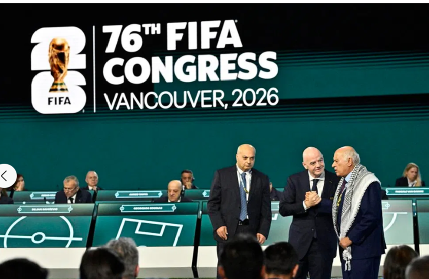 لحظة متوترة في مؤتمر الفيفا.. رئيس الاتحاد الفلسطيني يرفض الوقوف بجوار نائب رئيس الاتحاد الإسرائيلي